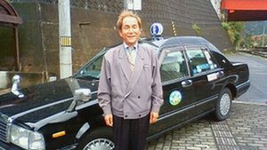 タクシーの運転手小谷さん（横）.jpg