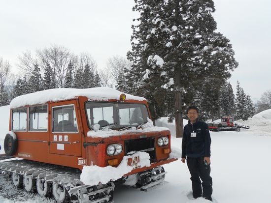 雪上車と高野さん.JPG